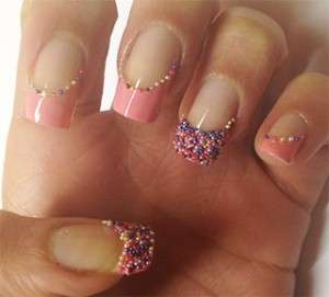 Manicure rosa con microperle colorate