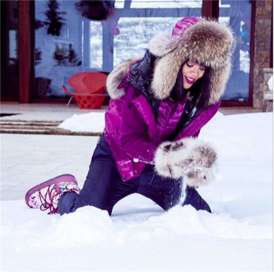 Rihanna gioca con la neve