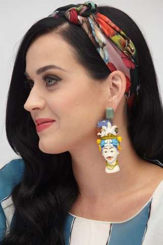 Katy Perry con foulard colorato