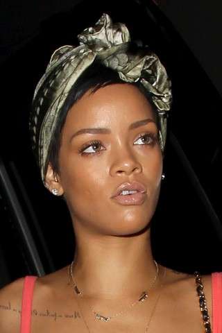 Rihanna con foulard  verde