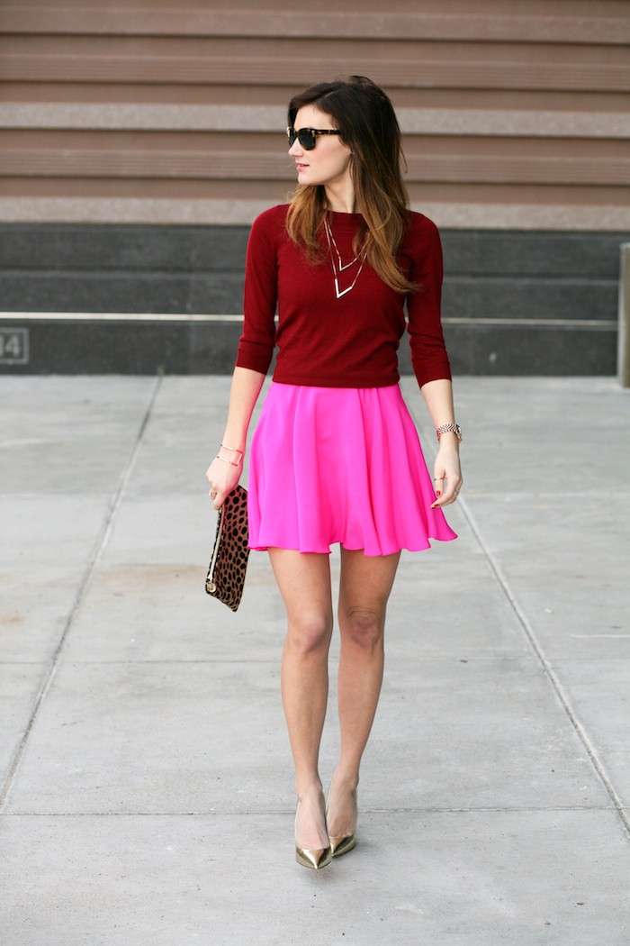 Minigonna rosa e pieghe e maglietta rossa