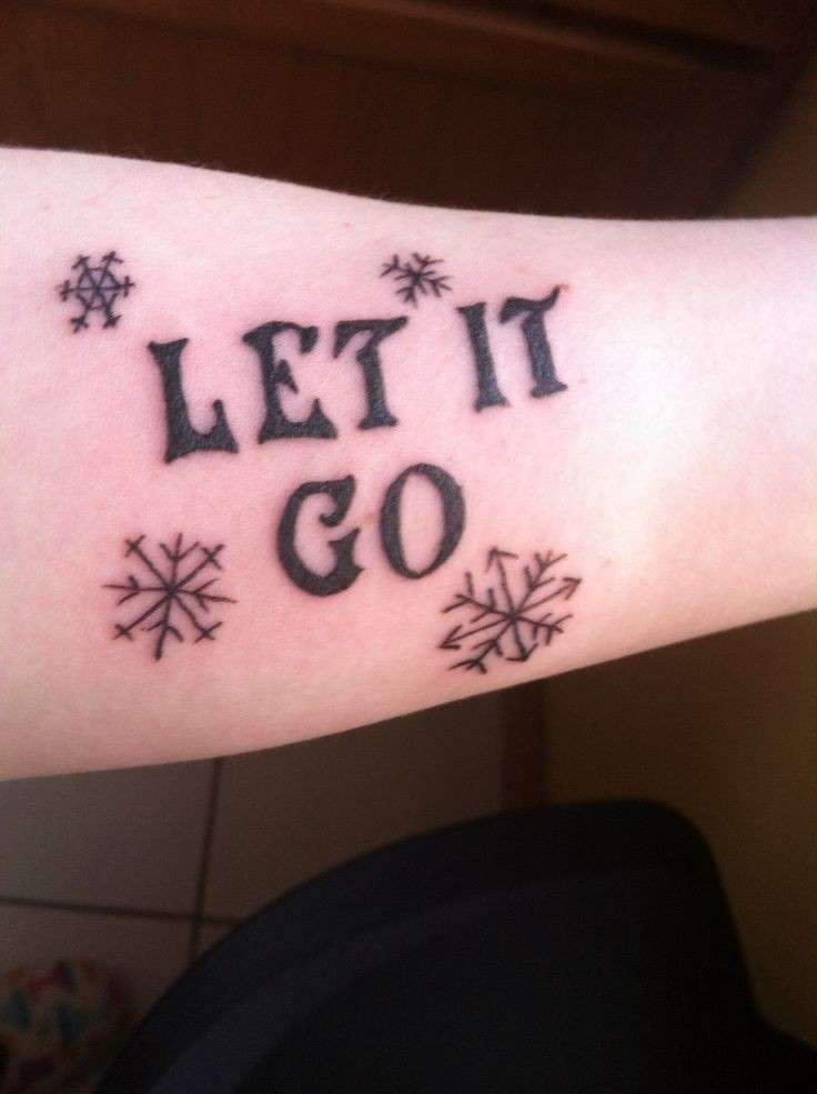 Tatuaggio con scritta Let It Go