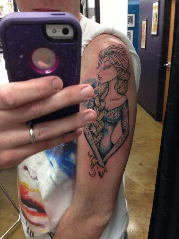 Selfie con tatuaggio di Elsa sul braccio