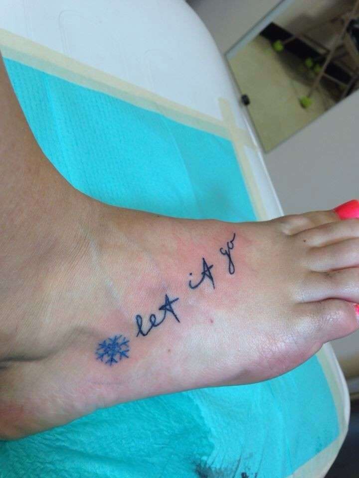 Tattoo con scritta "Let It go" e fiocco di neve