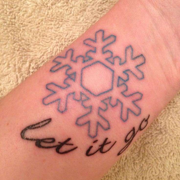 Fiocco di neve e scritta tatuati sul polso