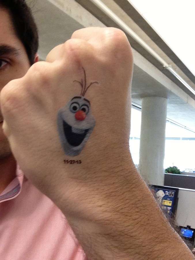 Tatuaggio temporaneo di Olaf sulla mano