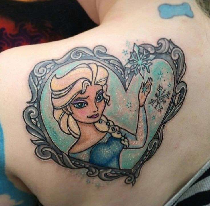Tattoo di Elsa a colori sulla schiena