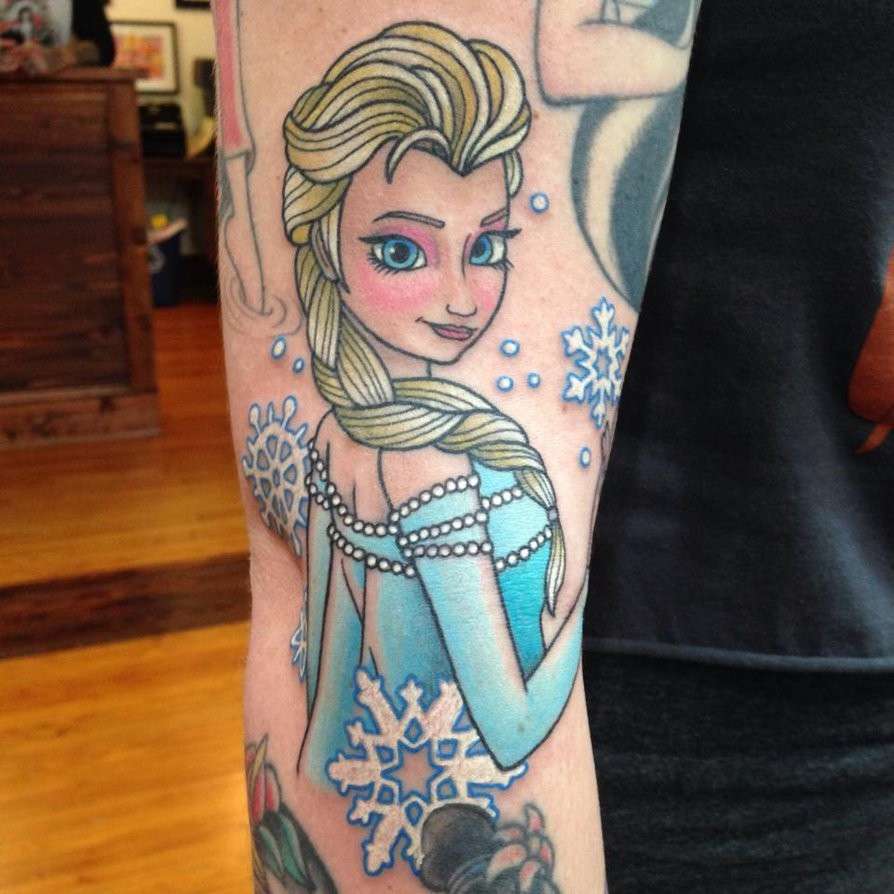 Elsa di Frozen tatuata tra i fiocchi di neve