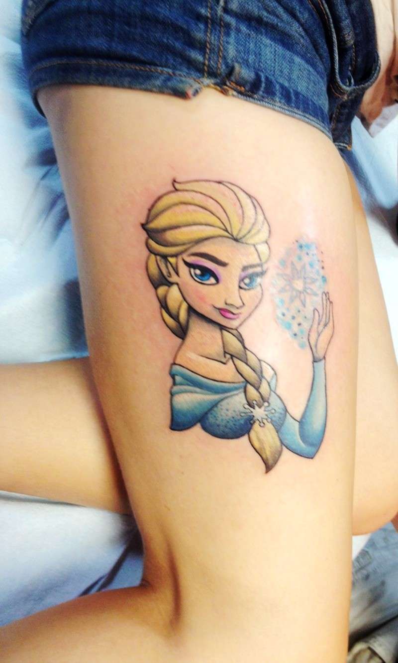 Bellissimo tatuaggio di Elsa sulla gamba