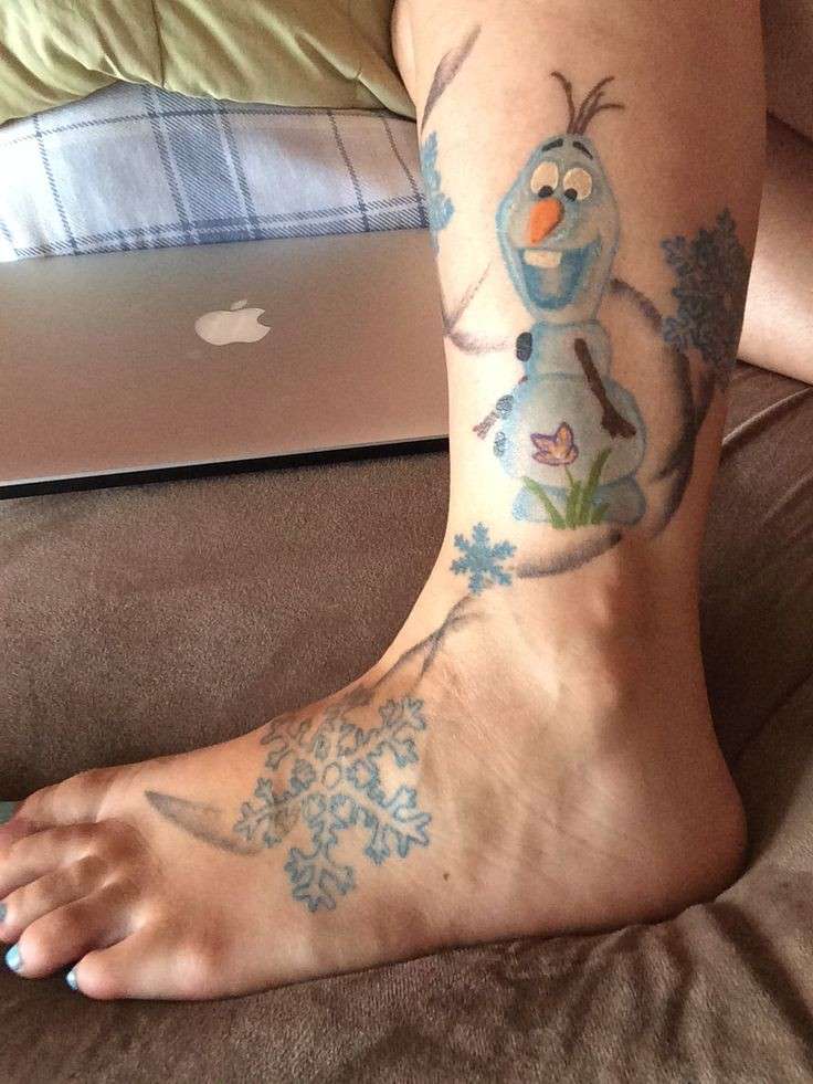 Olaf tatuato sulla caviglia
