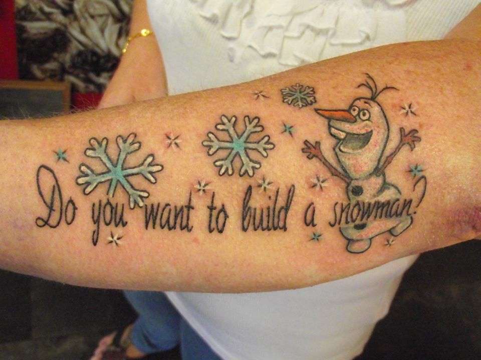 Tatuaggio con scritta ed Olaf