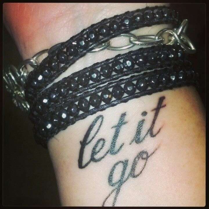 Polso con tatuaggio di Let It go