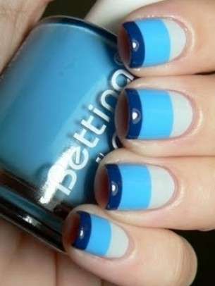 Nail art a righe blu celeste e bianca