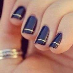 Nail art blu con riga oro