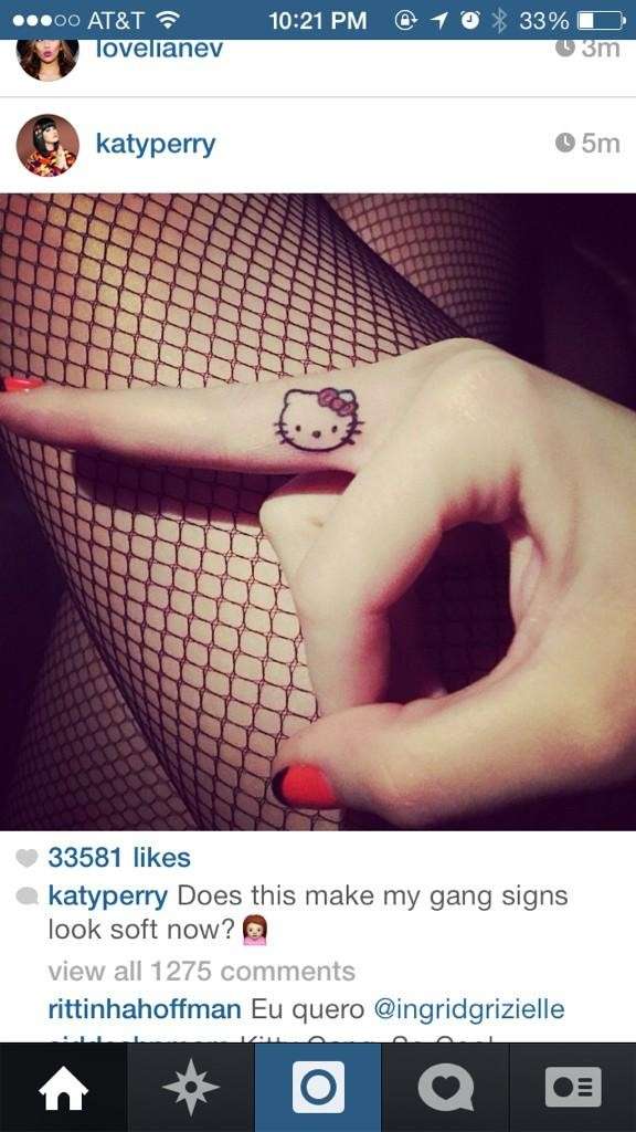 Hello Kitty tatuato sul dito medio