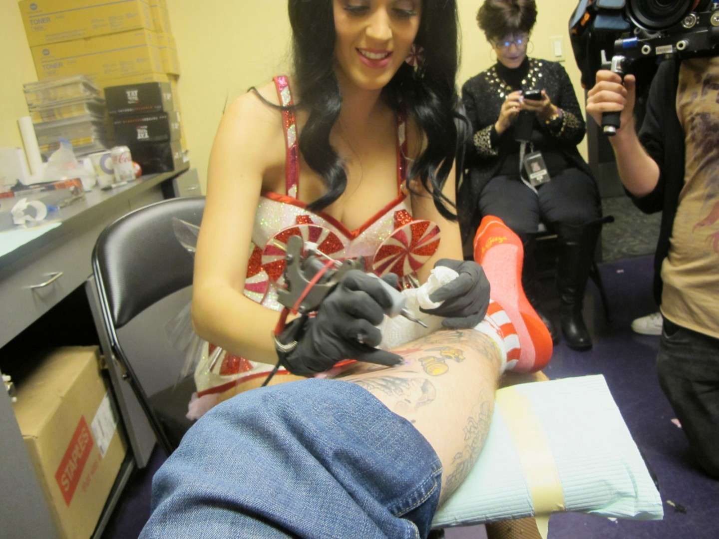 Katy Perry nei panni di tatuatrice