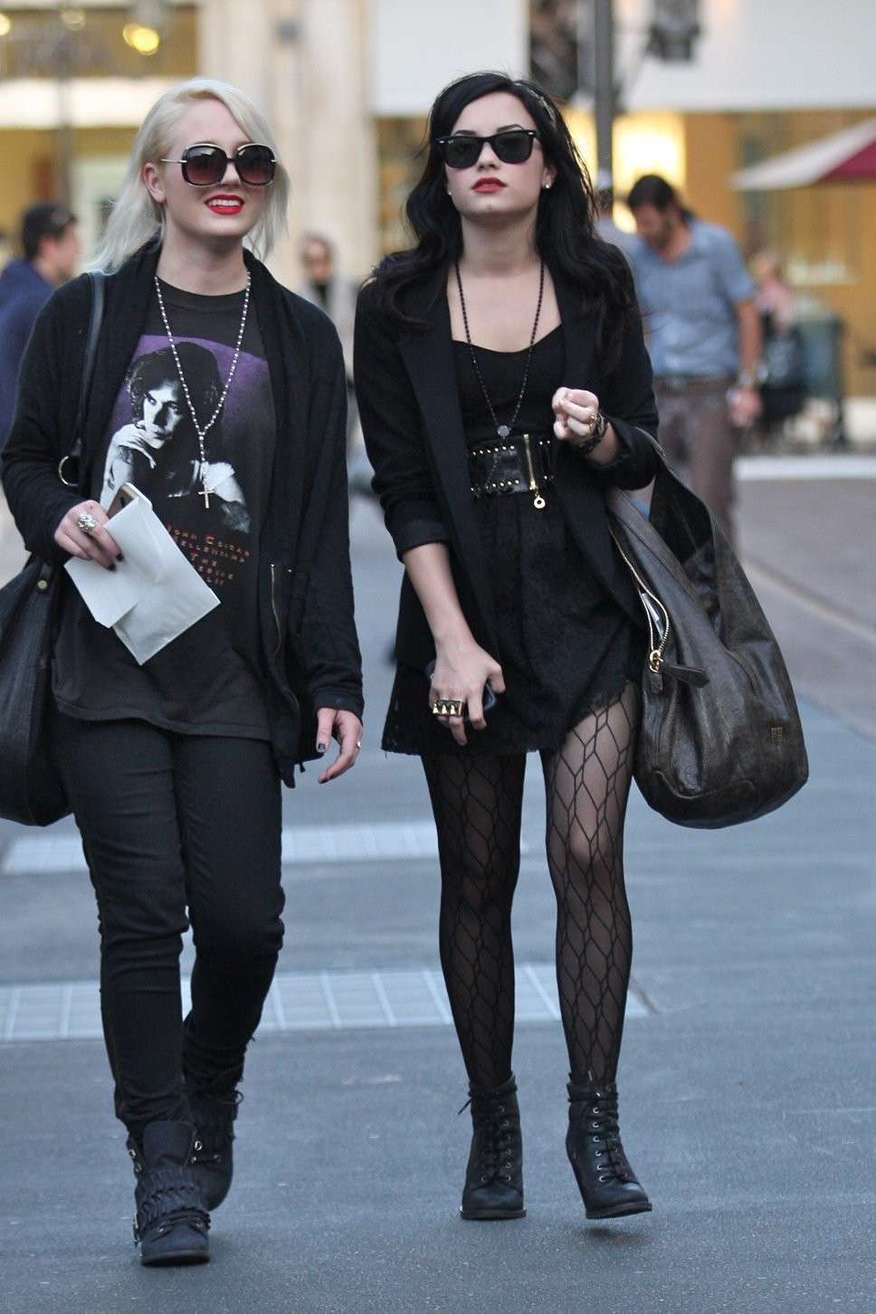 Look total black per Demi Lovato