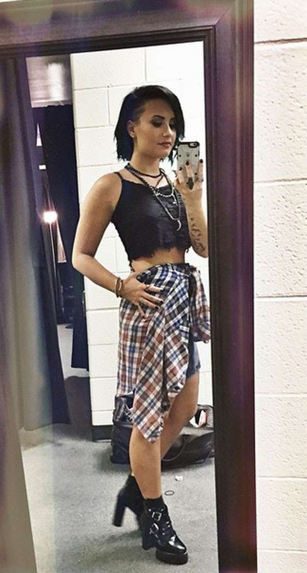 Demi Lovato e la camicia in vita