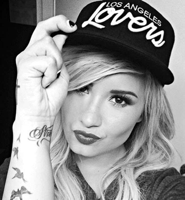 Demi Lovato ed il cappellino con scritta