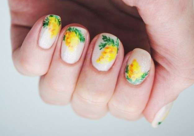 Nail art bianca con mimose