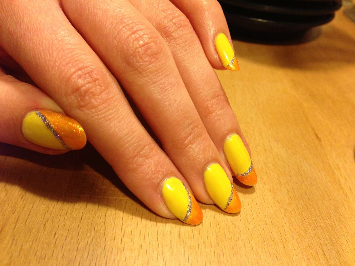 Nail gialla art bicolore