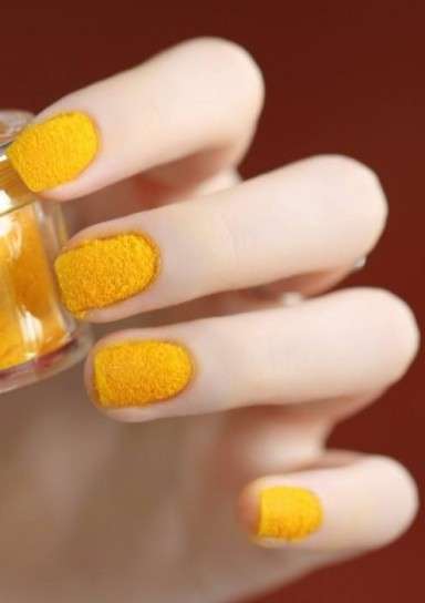 Nail art gialla effetto mimosa
