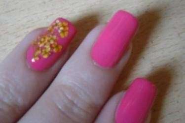 Nail art rosa con mimose