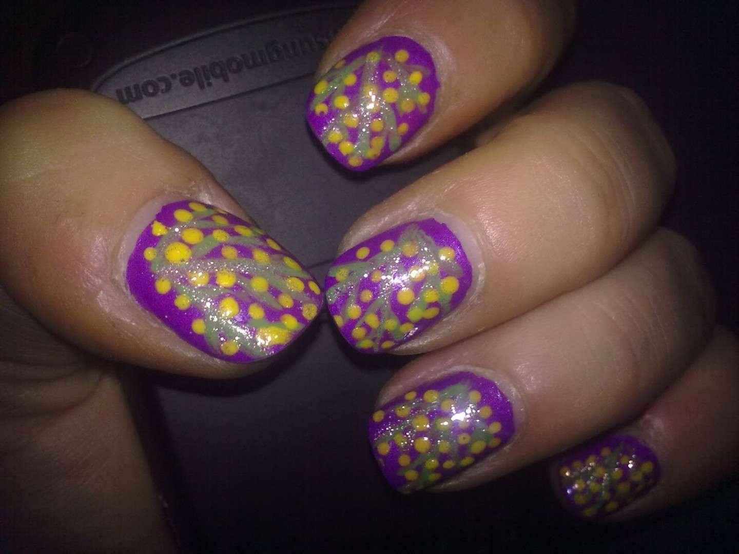 Nail art viola con mimose