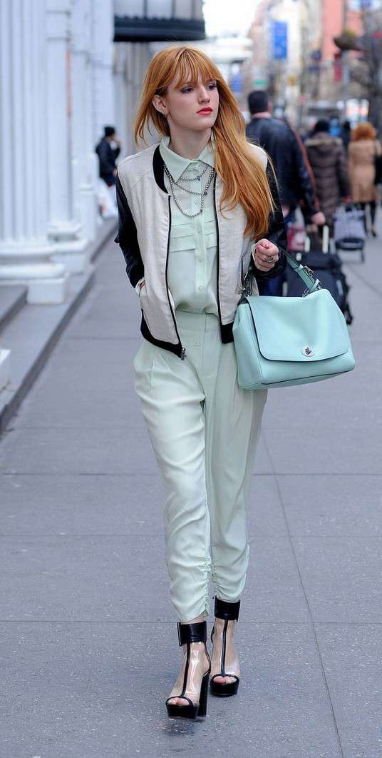 Bella Thorne in outfit chic