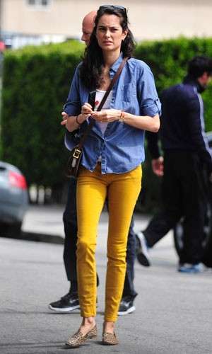 Emma Heming Bruce con camicia di jeans