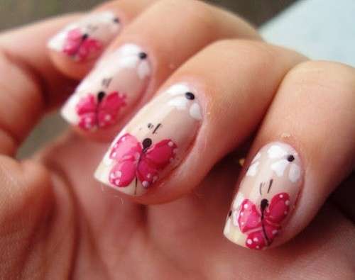 Farfalle rosa sulle unghie