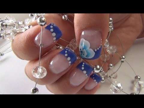 French manicure blu con farfalle