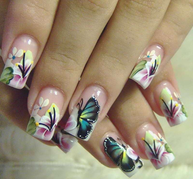 French manicure con farfalle colorate