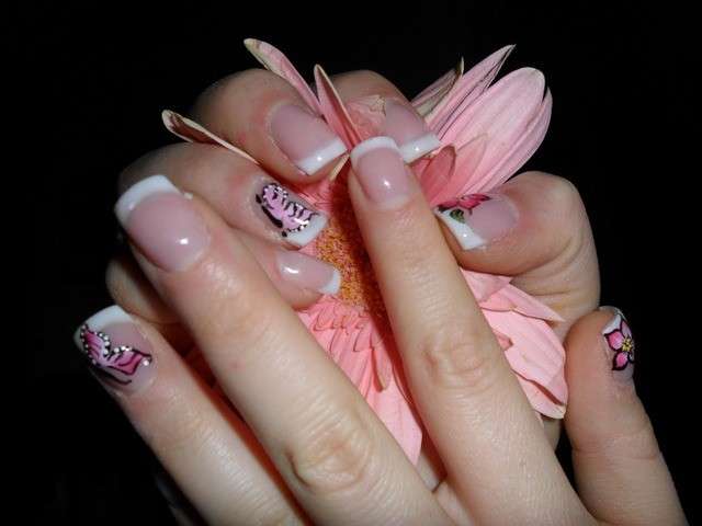 French manicure con farfalle rosa