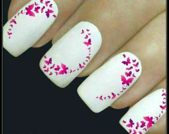 Nail art bianca con farfalle rosa