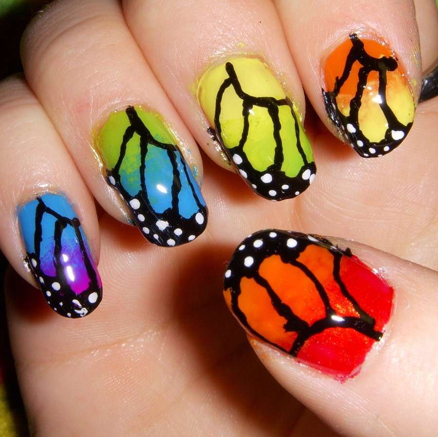 Nail art con farfalle arcobaleno
