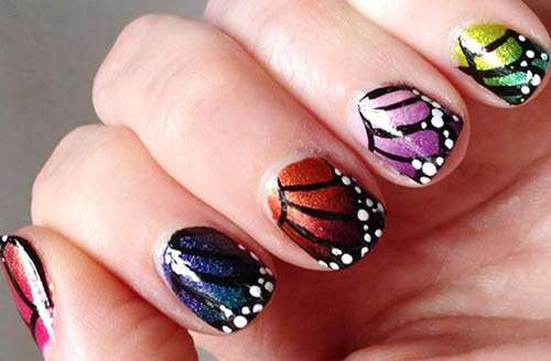 Bellissima nail art con farfalle colorate