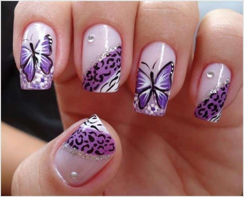 Nail art con farfalle viola e strass