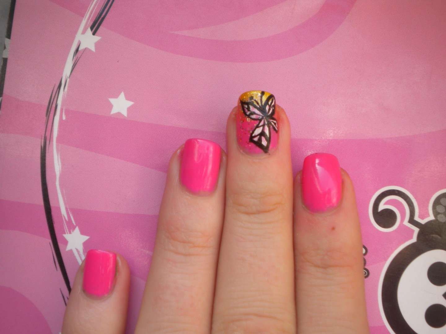 Nail art rosa primaverile con farfalla 