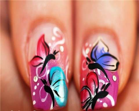 Particolare nail art con farfalle