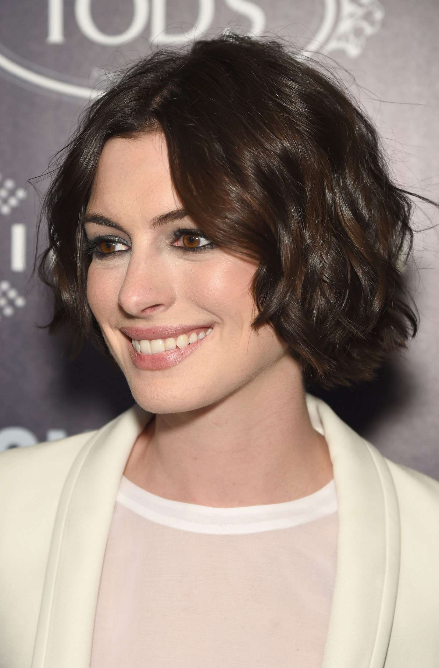 Taglio capelli mossi di Anne Hathaway 