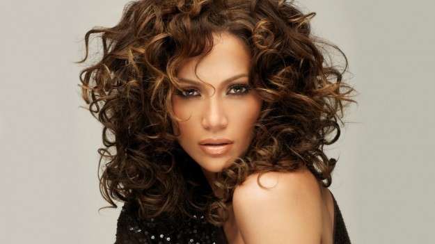 Jennifer Lopez con capelli ricci