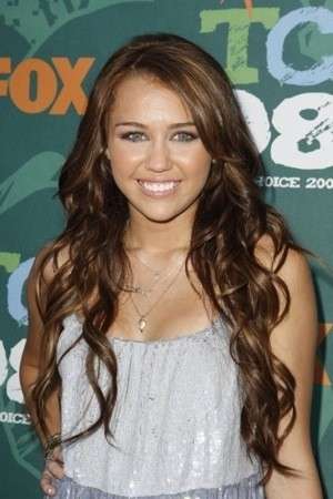 Miley Cyrus con capelli lunghi e ricci