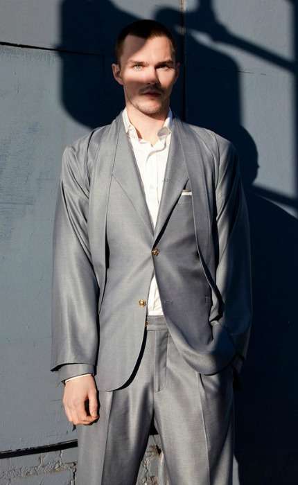 Nicholas Hoult in abito grigio