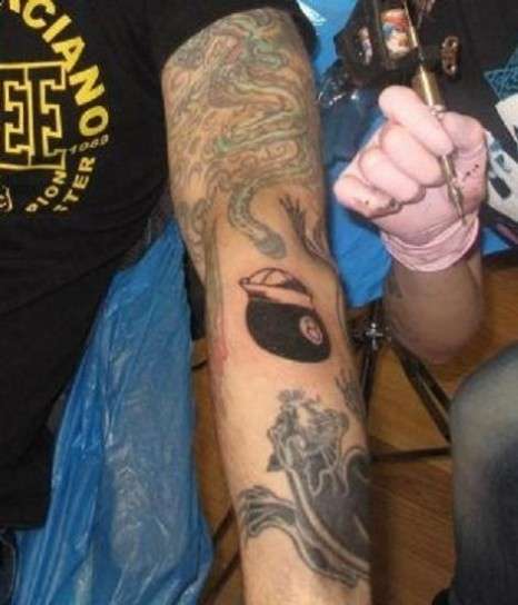 J Ax e il tattoo con palla da biliardo