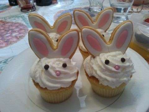 Cupcake con coniglio bianco