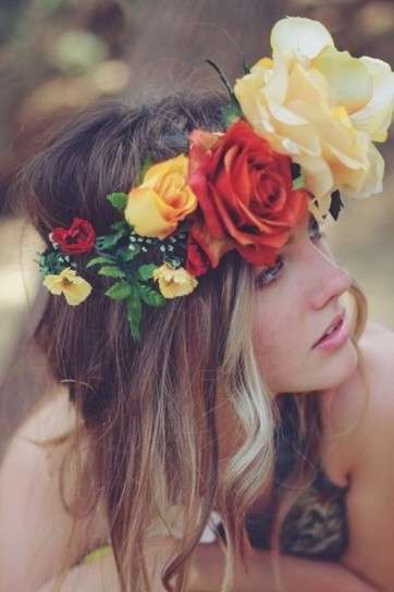 Corona di fiori tra i capelli