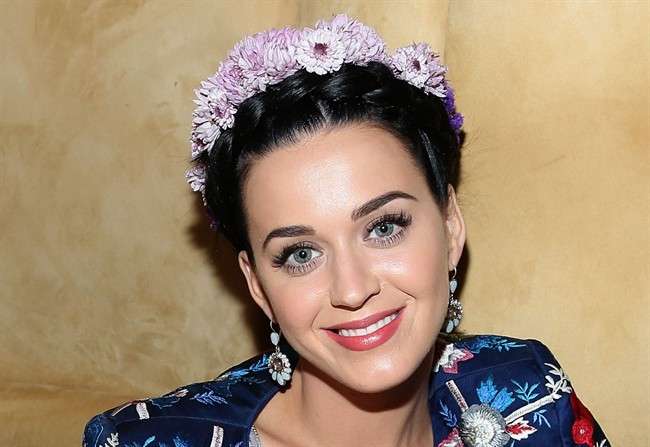 Katy Perry e l'acconciatura con fiori