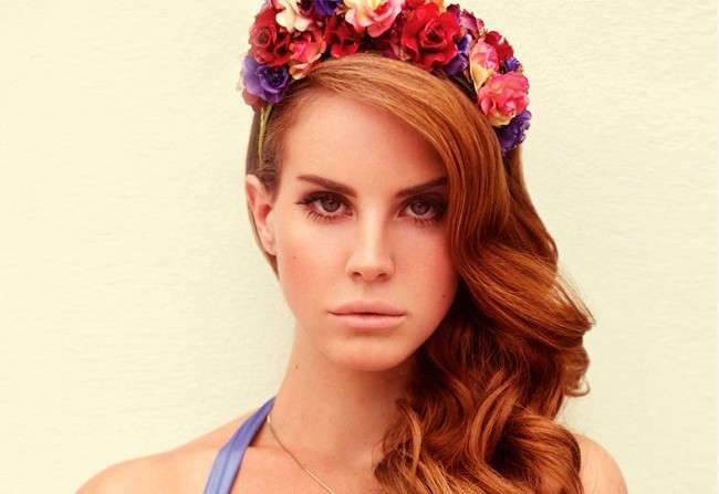 Lana Del Rey e i fiori tra i capelli