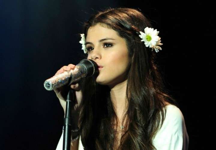Selena Gomez e l'acconciatura floreale